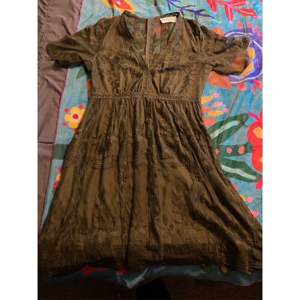 Bella and Ella Women's M Green Floral Lace V-Neck Knee Length Dress